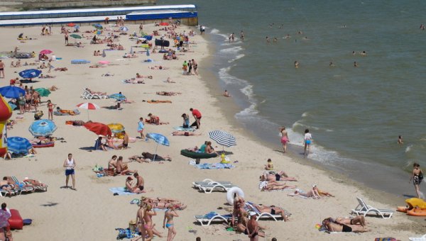 Пляж, на котором отдыхают туристы Азова.