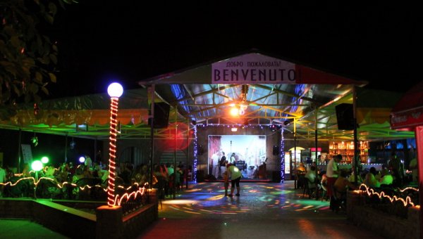 Кафе "Итальянский дворик" в пансионате Азов.