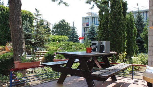 У административного корпуса Радуги.