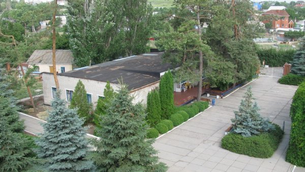 Приезжающих гостей оформляют в административном корпусе пансионата Радуга.