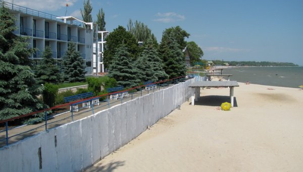 Азовское море и пляж прямо перед окнами корпусов пансионата Радуга.